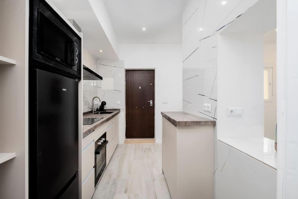 Newly Refurbished Modern 2-Bed Apartment In Heart Of Торемолинос Екстериор снимка