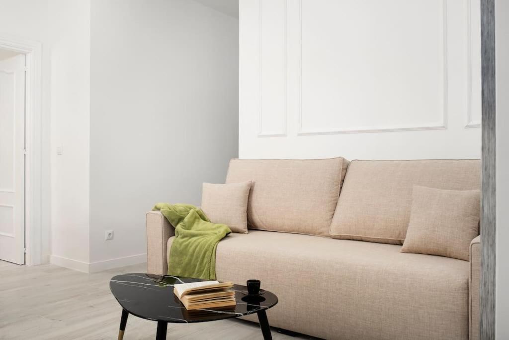 Newly Refurbished Modern 2-Bed Apartment In Heart Of Торемолинос Екстериор снимка