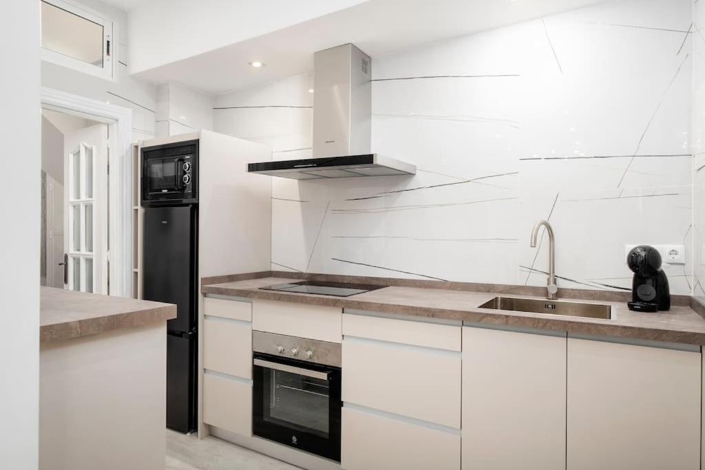 Newly Refurbished Modern 2-Bed Apartment In Heart Of Торемолинос Екстериор снимка