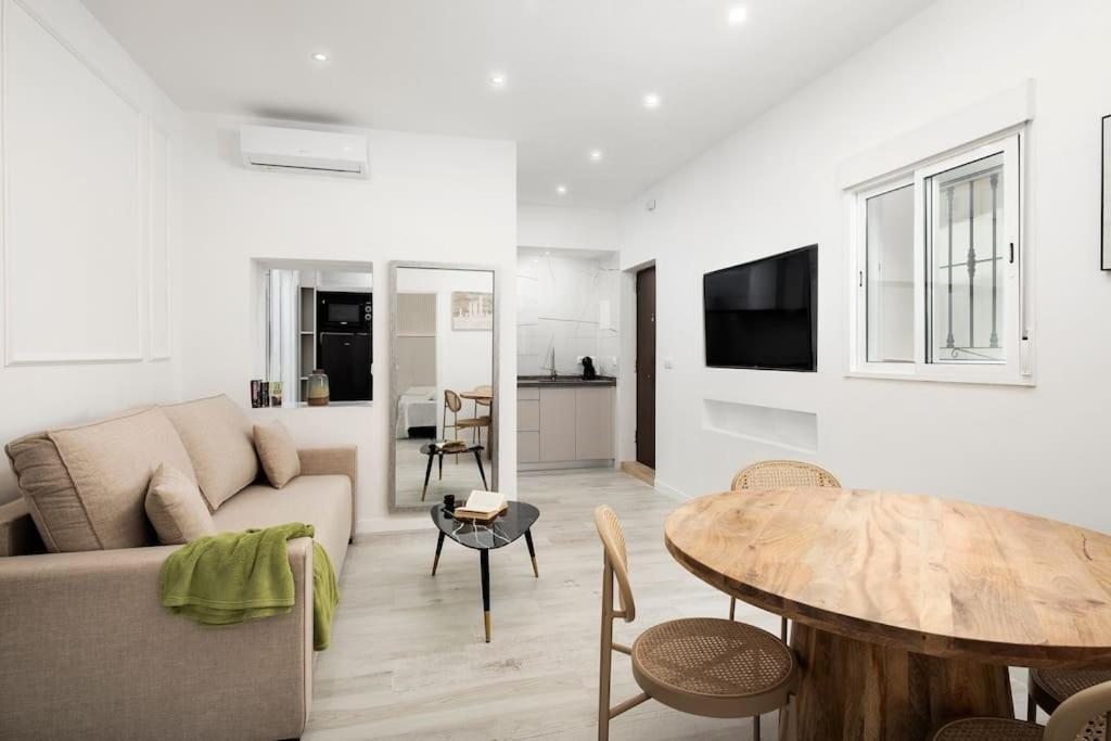 Newly Refurbished Modern 2-Bed Apartment In Heart Of Торемолинос Екстериор снимка