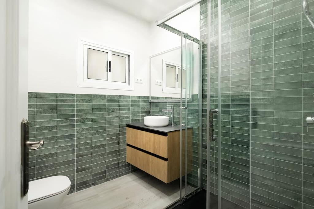 Newly Refurbished Modern 2-Bed Apartment In Heart Of Торемолинос Екстериор снимка
